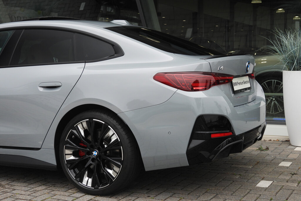 BMW i4 13