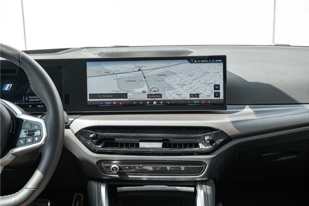 BMW i4 38
