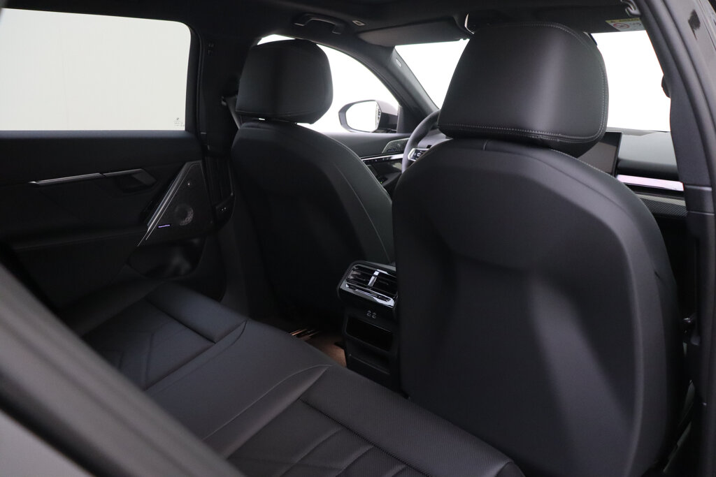 BMW i5 23