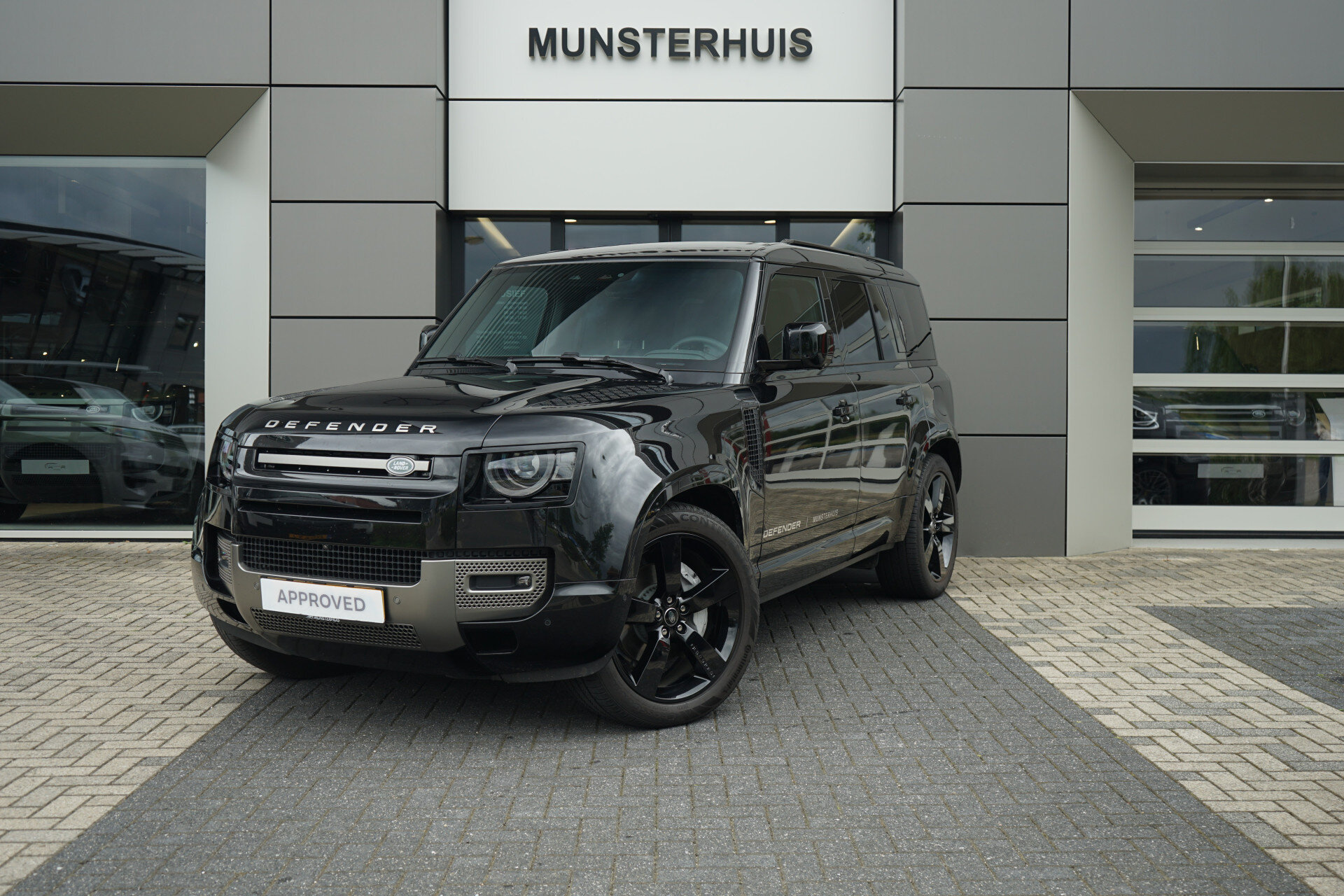 Land Rover Defender 110 P300e 110 X-Dynamic SE