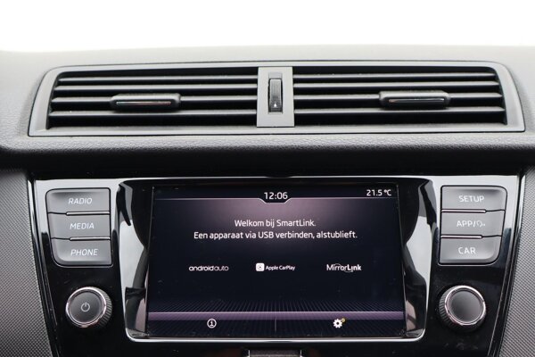 Apple Carplay/Android Auto Apple Carplay/Android Auto