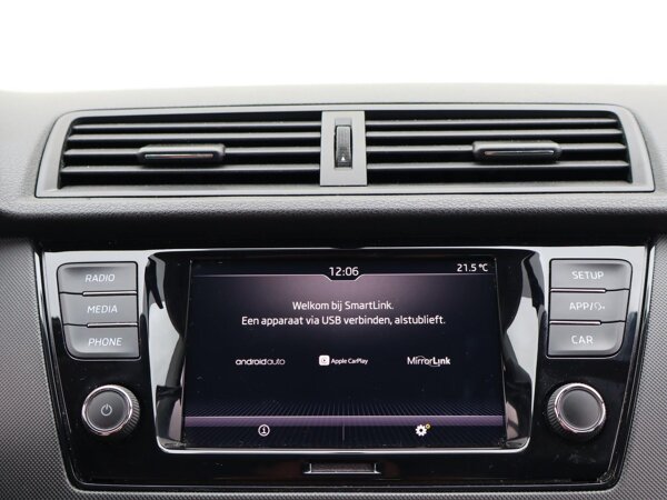 Apple Carplay/Android Auto Apple Carplay/Android Auto