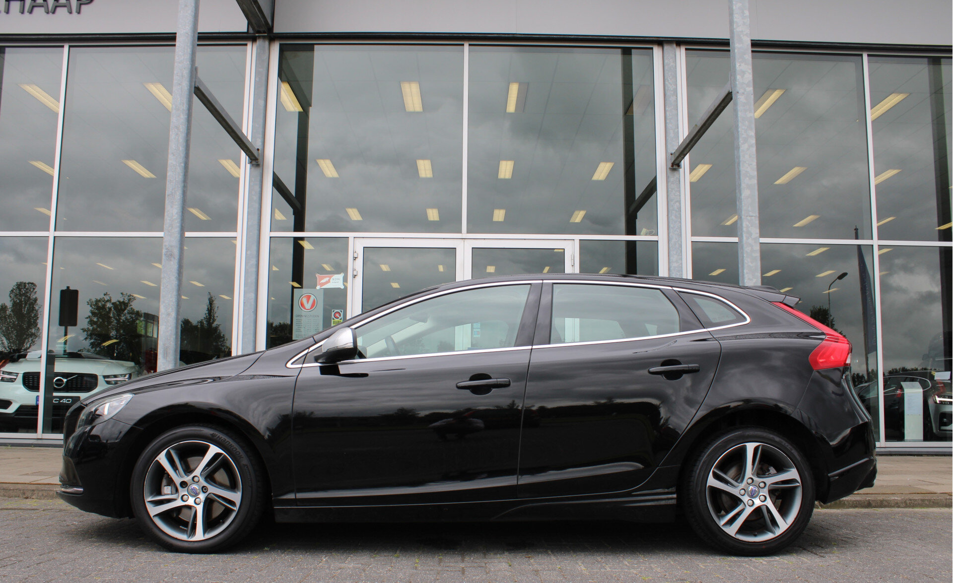 Volvo V40 T2 123PK Automaat Momentum - Afbeelding 2