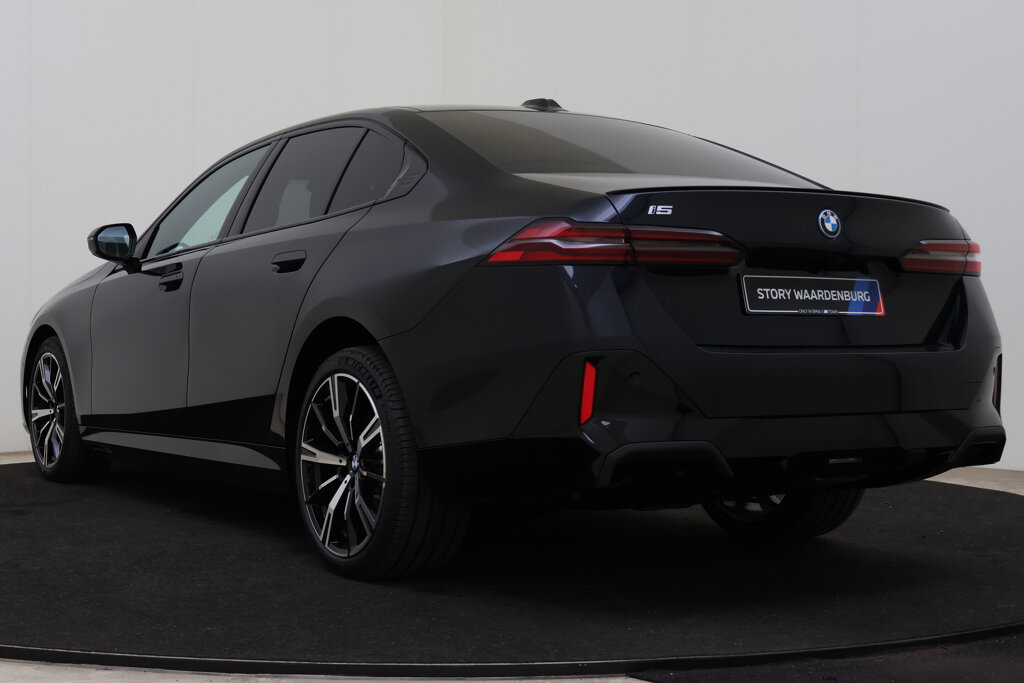BMW i5 15
