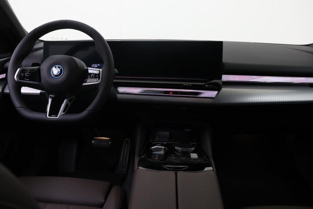 BMW i5 23