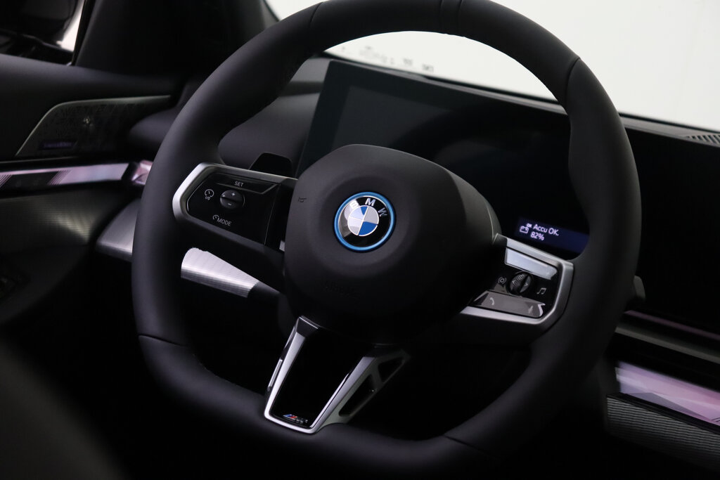 BMW i5 24