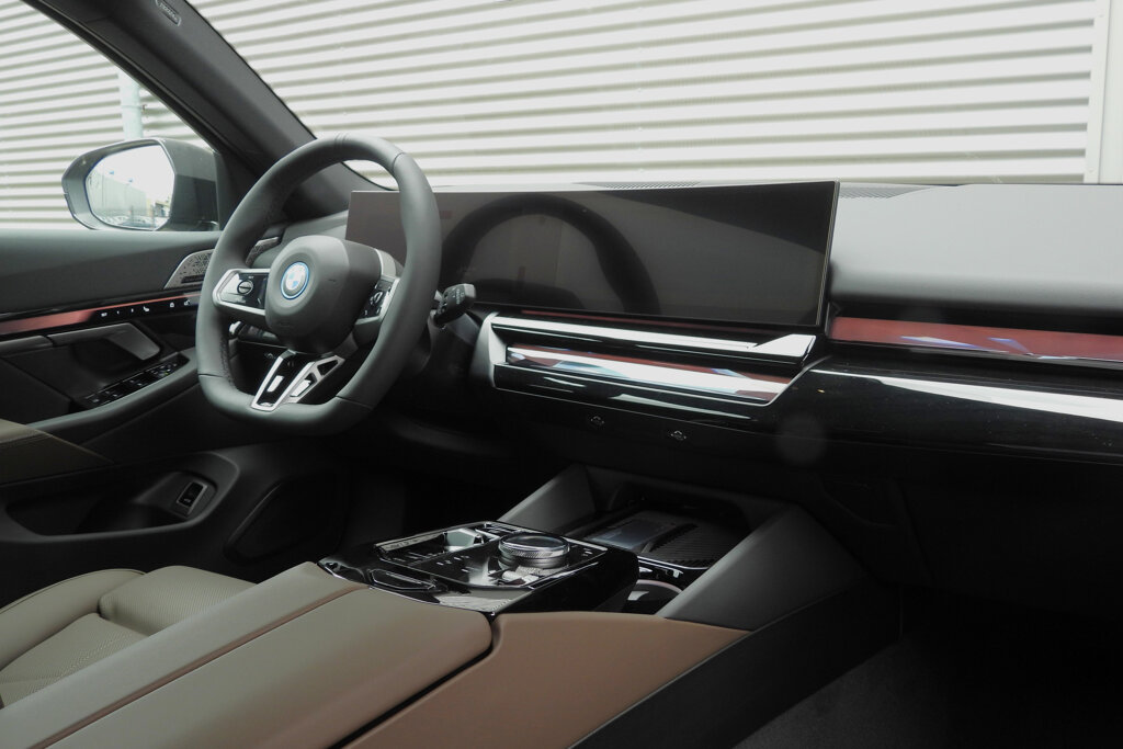 BMW i5 23