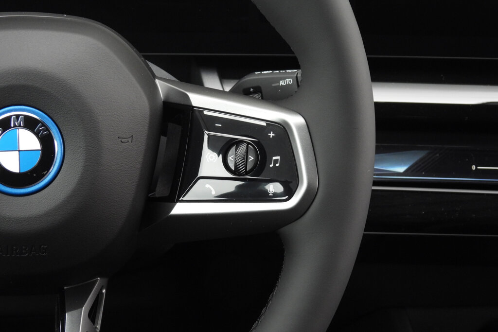 BMW i5 28