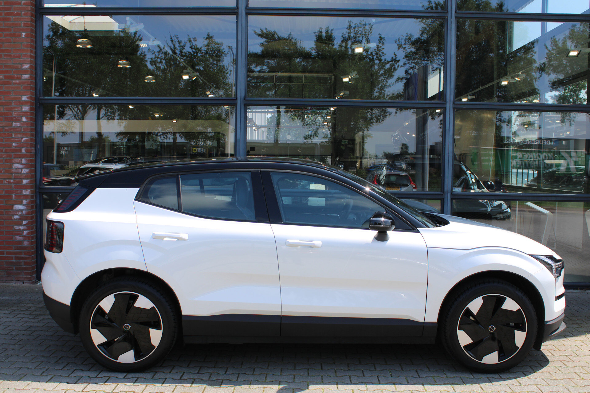 Volvo EX30 Extended Range 272PK Plus 69 kWh - Afbeelding 3