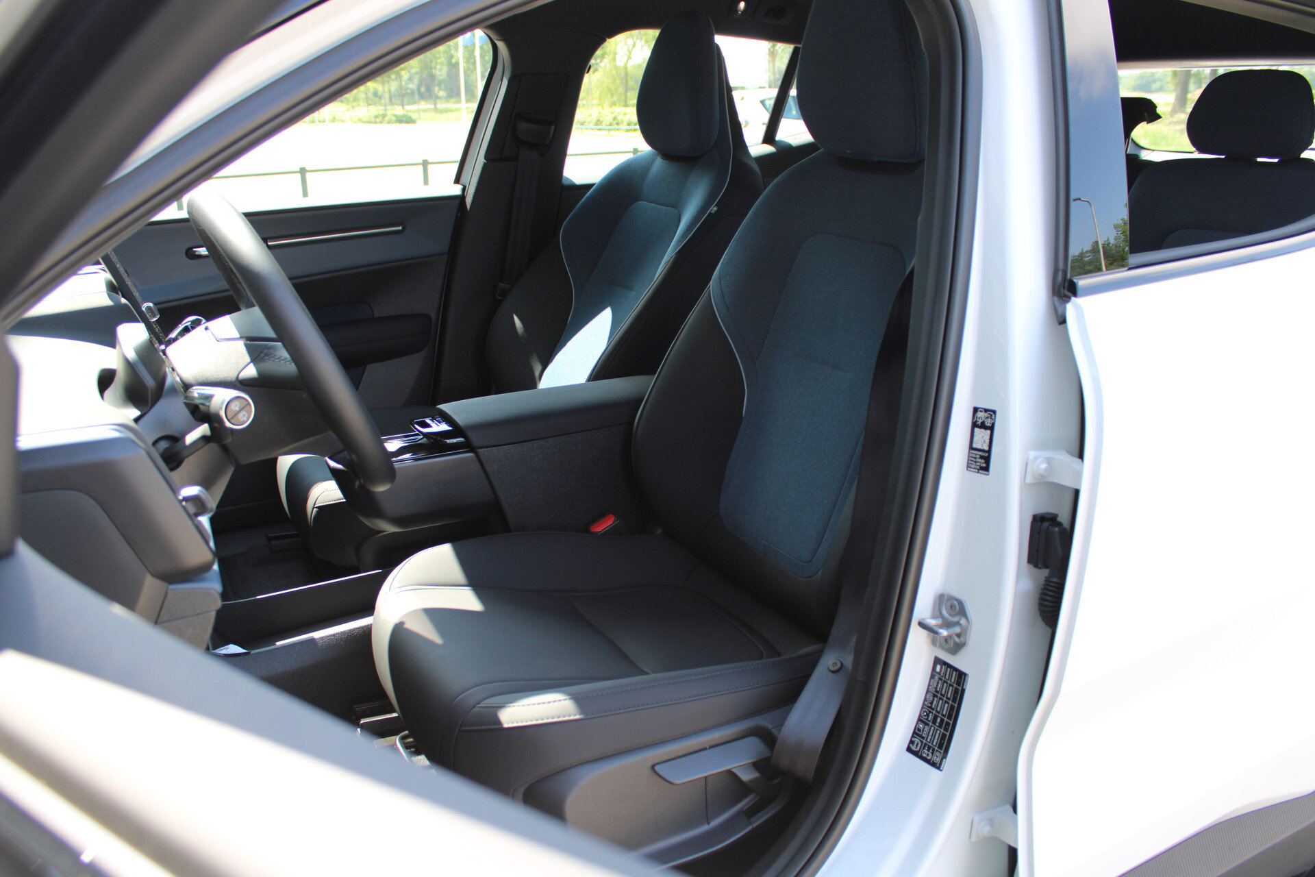 Volvo EX30 Extended Range 272PK Plus 69 kWh - Afbeelding 4