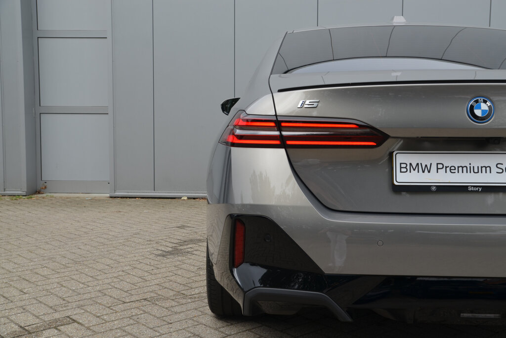 BMW i5 15