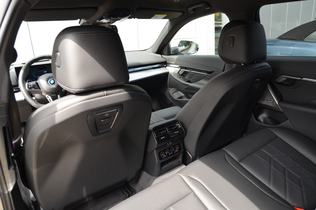BMW i5 26