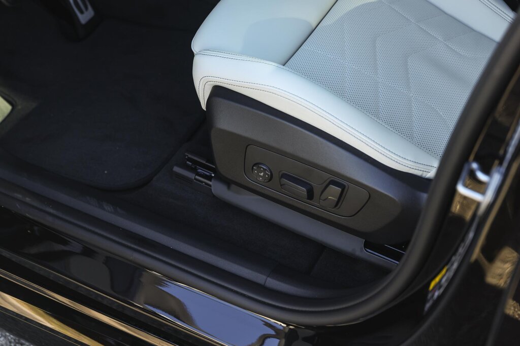 BMW iX1 12