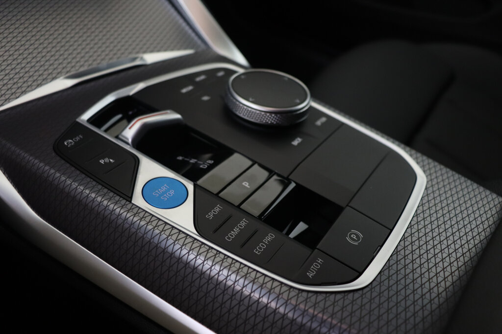 BMW i4 28