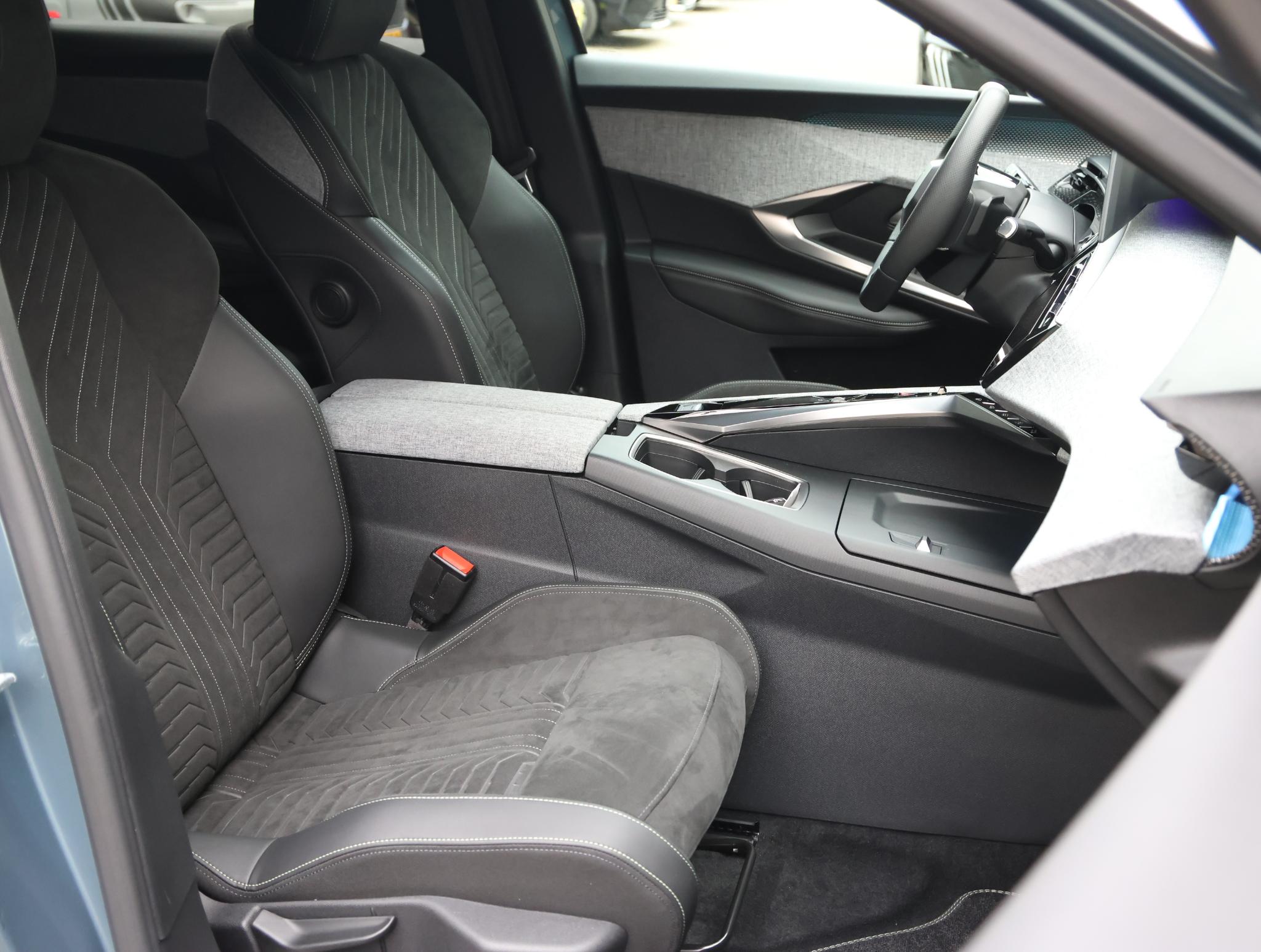 Peugeot e-3008