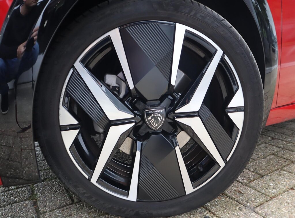 Peugeot 208 GT HYBRID 145pk e-DCS6 automaat, Rijklaarprijs, Camera voor en achter Adaptieve cruise control Keyless entry & start - Afbeelding 2