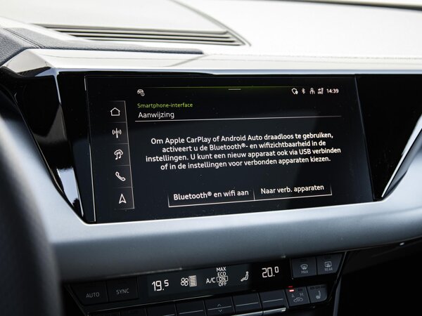 Apple Carplay/Android Auto Apple Carplay/Android Auto