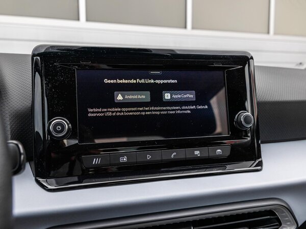 Apple Carplay/Android Auto Apple Carplay/Android Auto