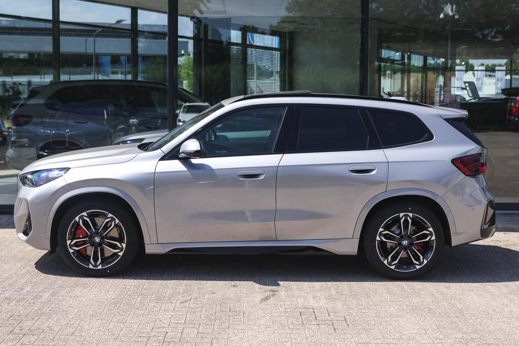BMW iX1 8