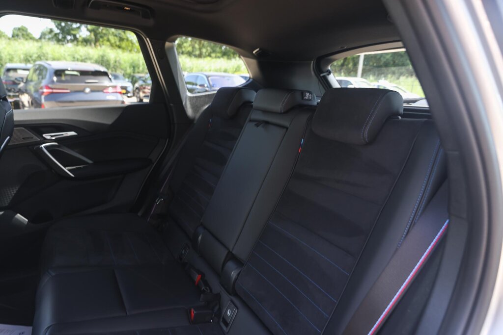 BMW iX1 12