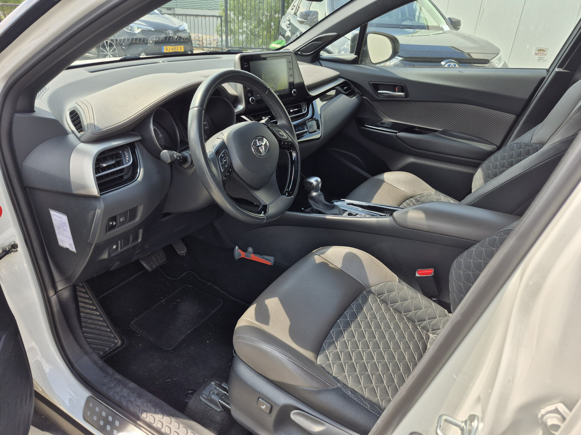 Toyota C-HR 2.0 Hybrid Executive Limited Automaat - Afbeelding 2