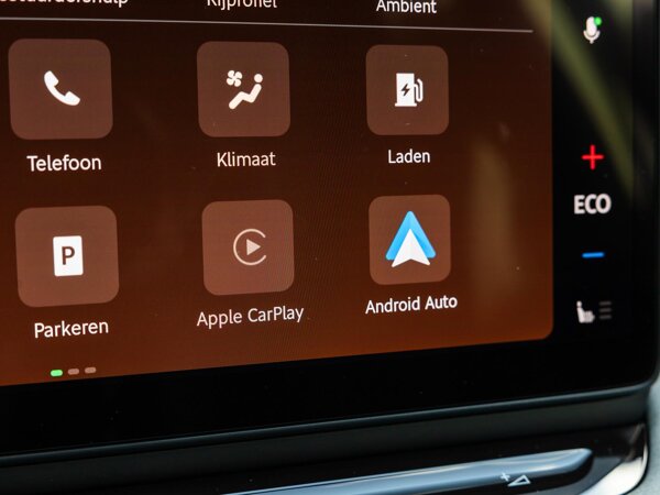Apple Carplay/Android Auto Apple Carplay/Android Auto