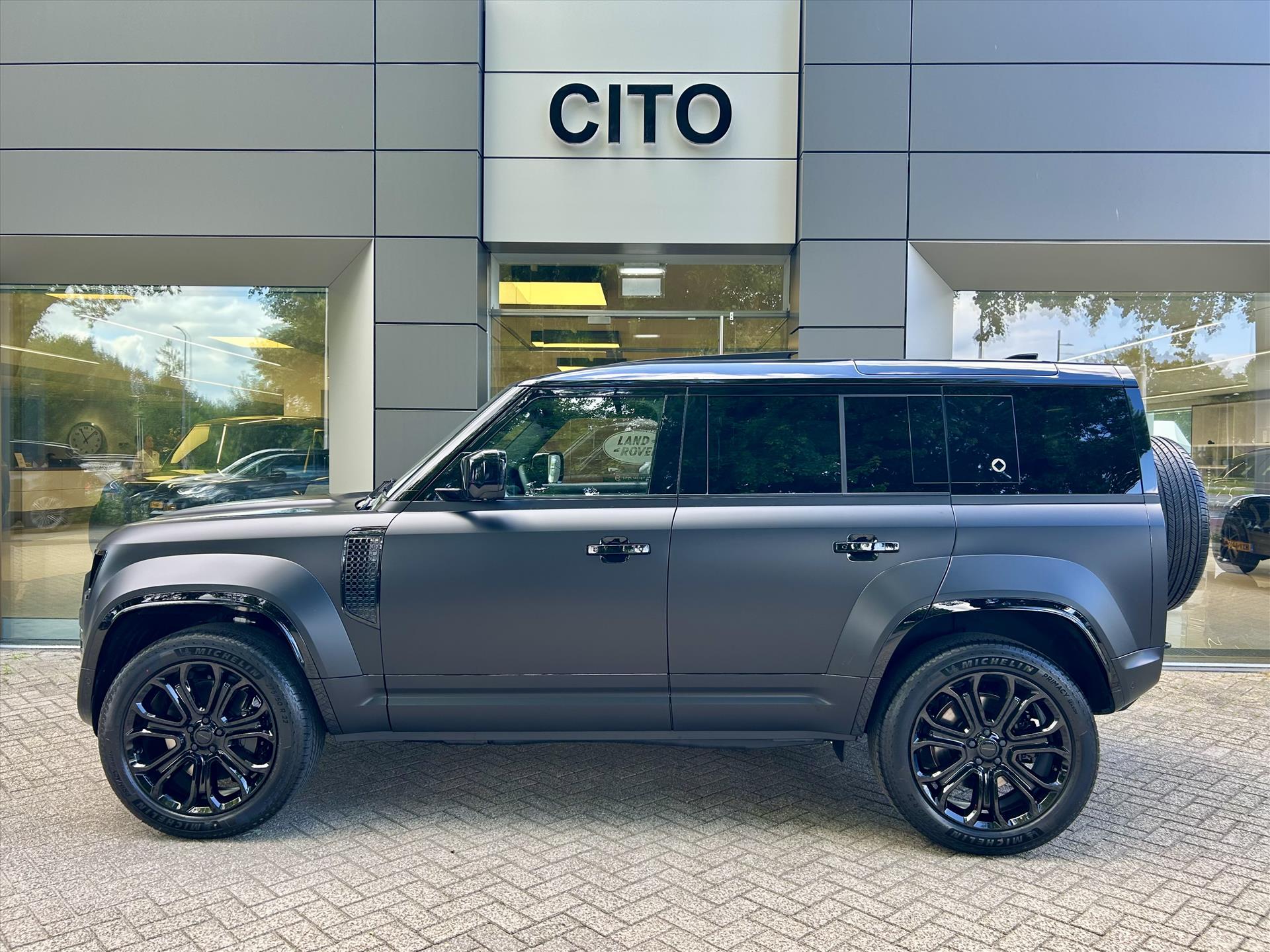 Land Rover Defender P635 V8 AWD OCTA BLACK - Afbeelding 2