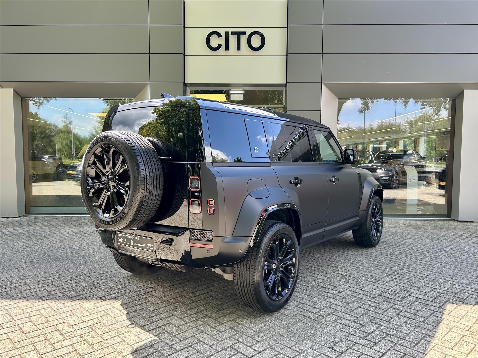 Land Rover Defender P635 V8 AWD OCTA BLACK - Afbeelding 3