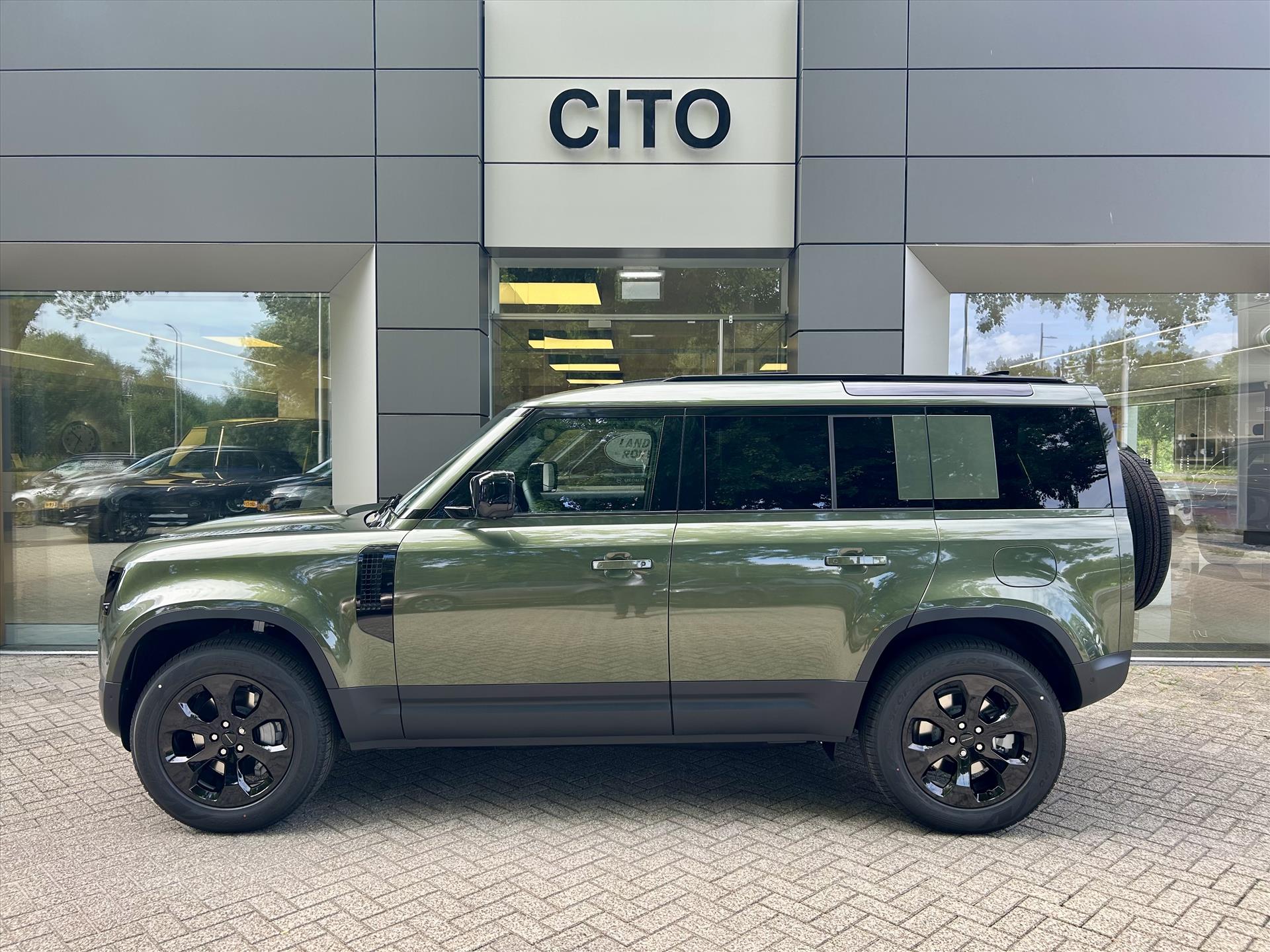 Land Rover Defender P300e PHEV AWD Forest Edition - NIEUW! - Afbeelding 2