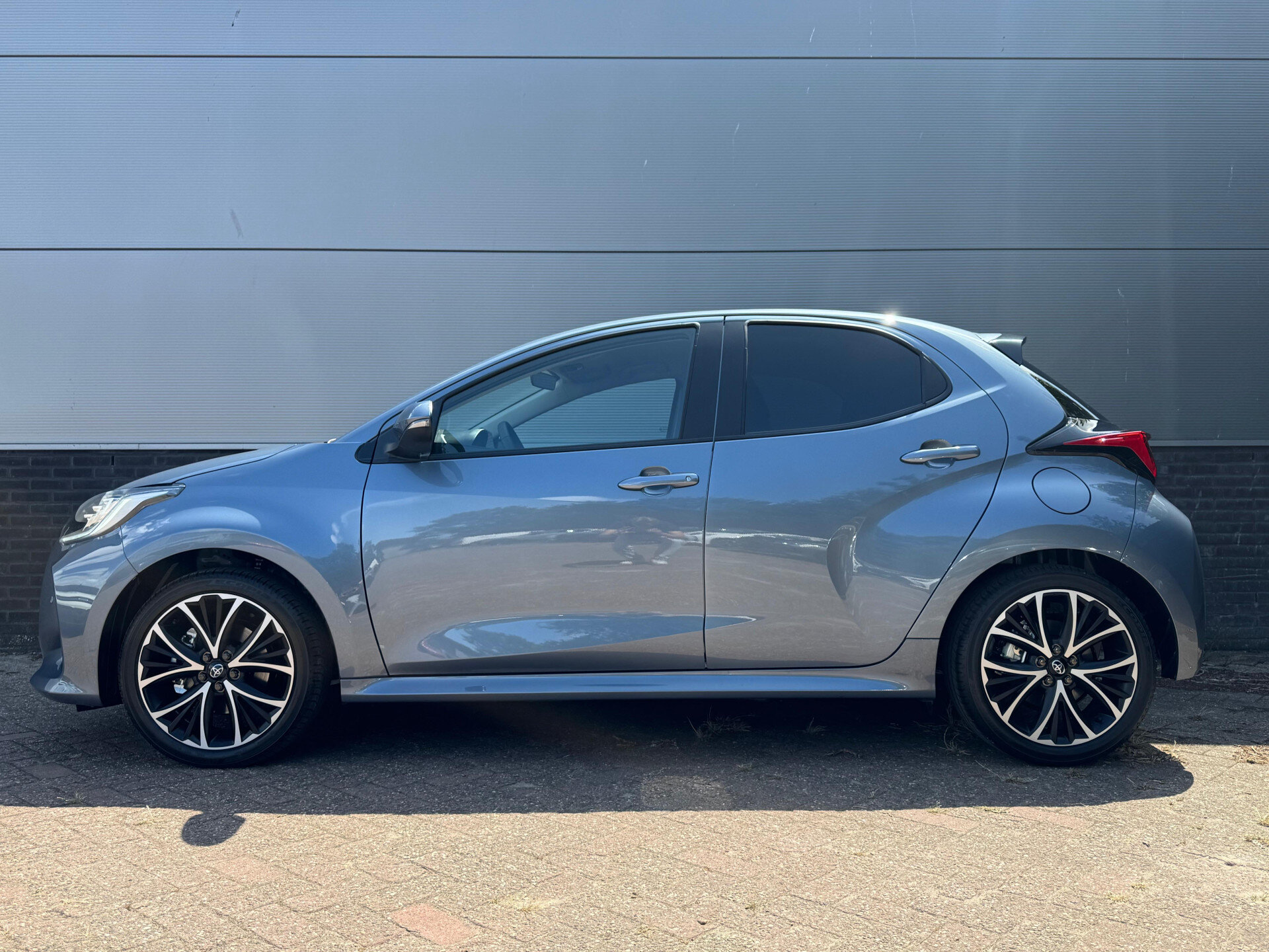Toyota Yaris 1.5 Hybrid 115 Dynamic Limited + Comfort Pakket - Afbeelding 2