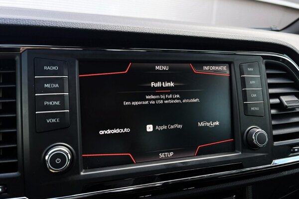 Apple Carplay/Android Auto Apple Carplay/Android Auto