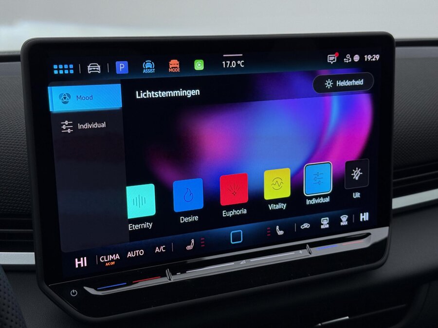 Volkswagen T-Roc R-Line First Edition 1.5 eTSI 110 kW / 150 PK