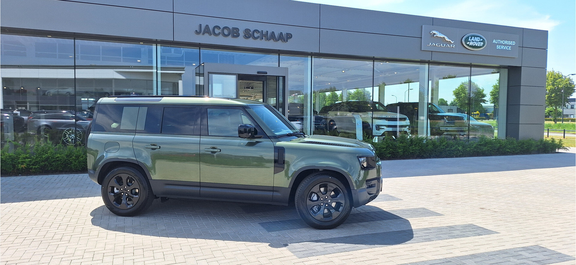 Land Rover Defender P300e 110 PHEV S Forest Edition