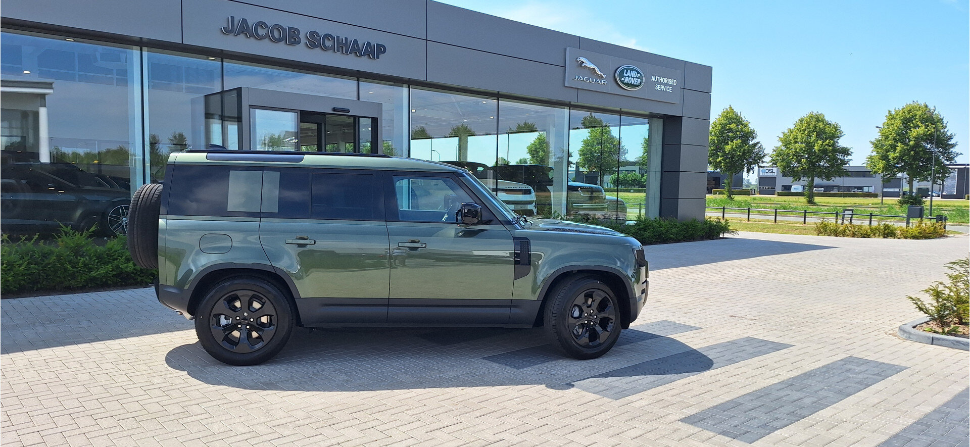 Land Rover Defender P300e 110 PHEV S Forest Edition - Afbeelding 3