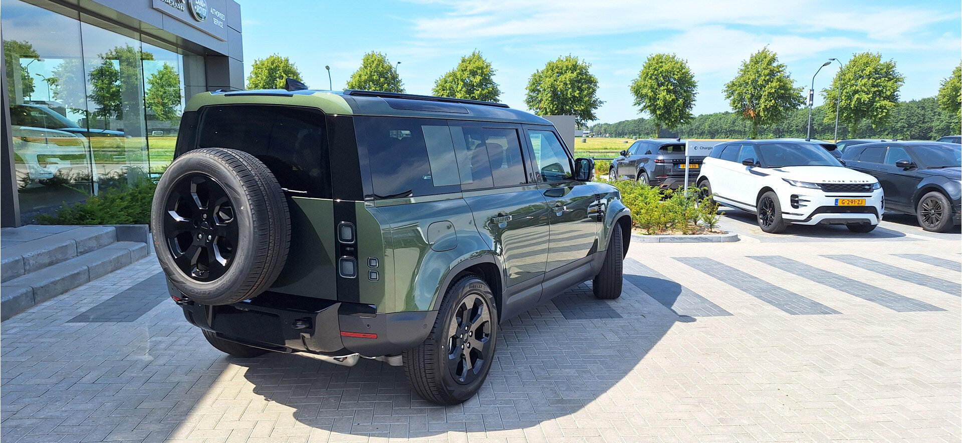 Land Rover Defender P300e 110 PHEV S Forest Edition - Afbeelding 4