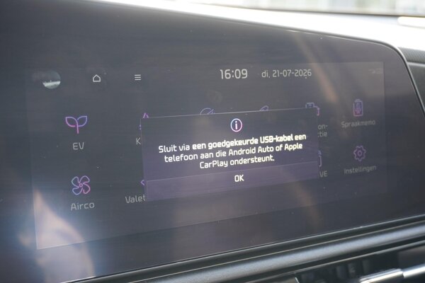 Apple Carplay/Android Auto Apple Carplay/Android Auto