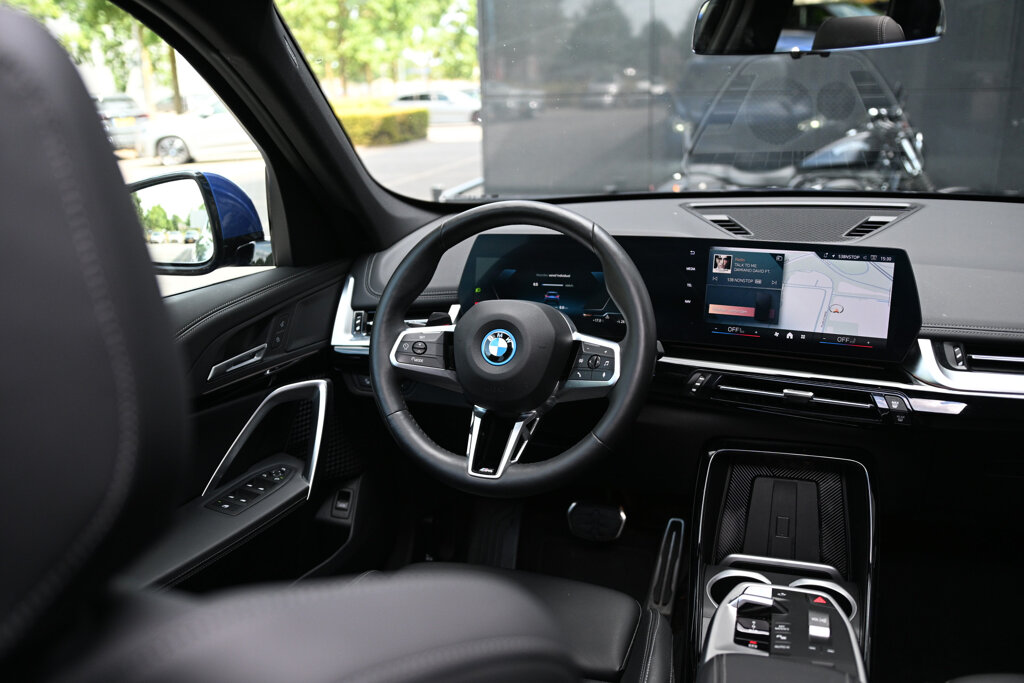 BMW iX1 21