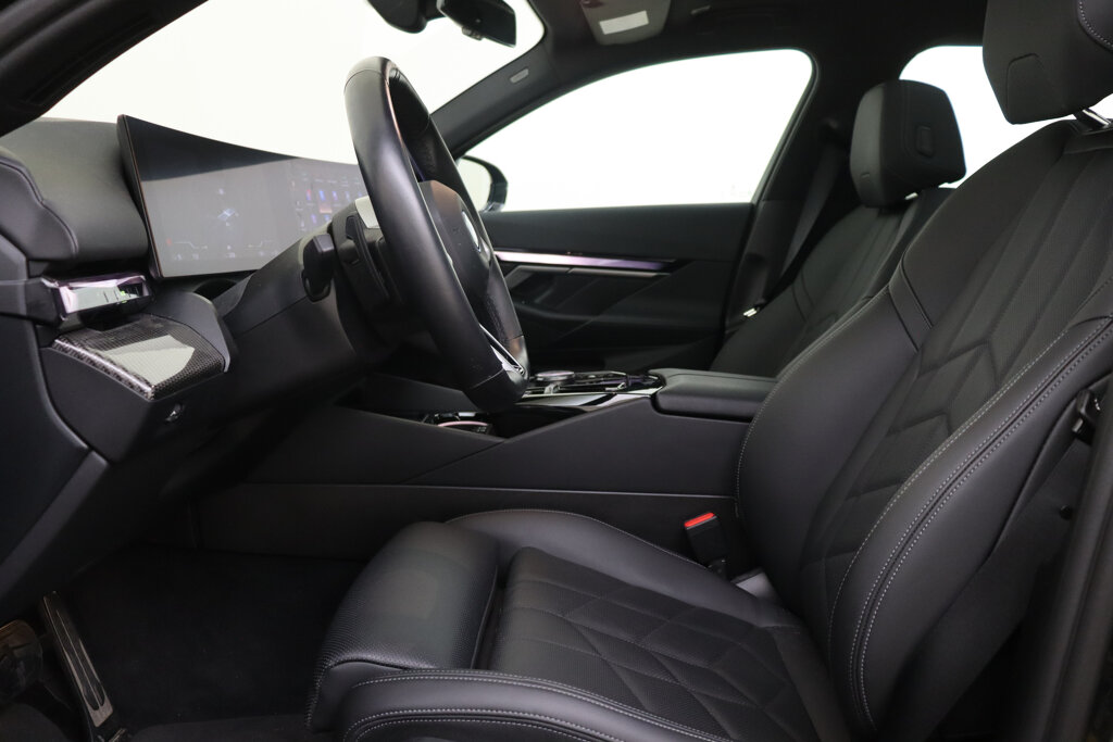 BMW i5 12