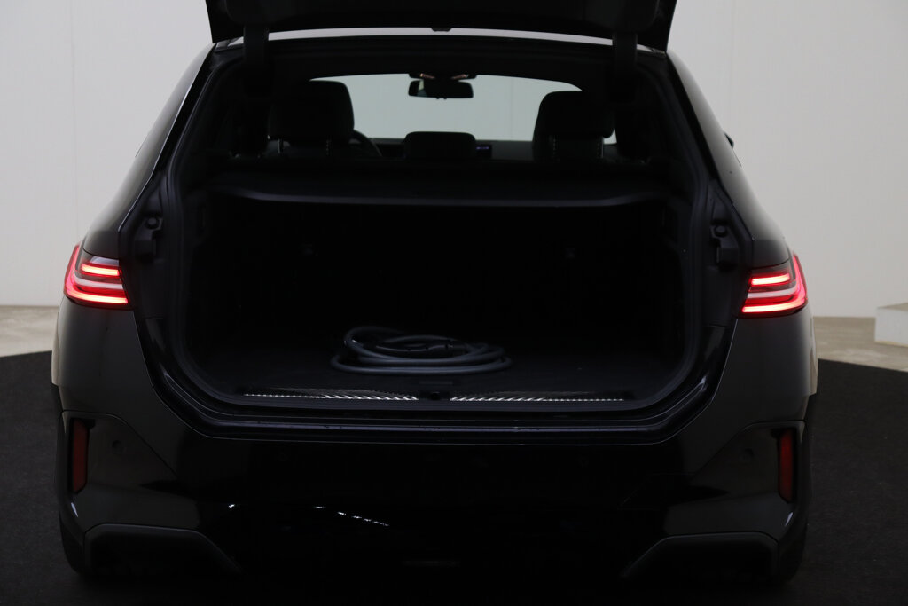 BMW i5 71