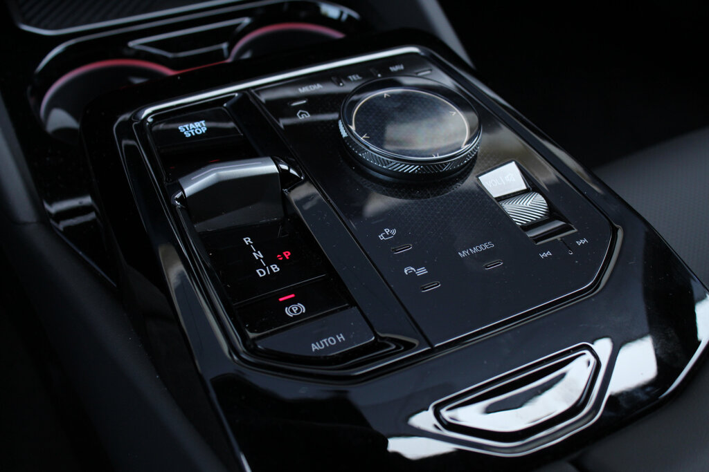 BMW i5 26