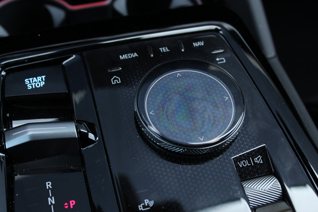 BMW i5 28