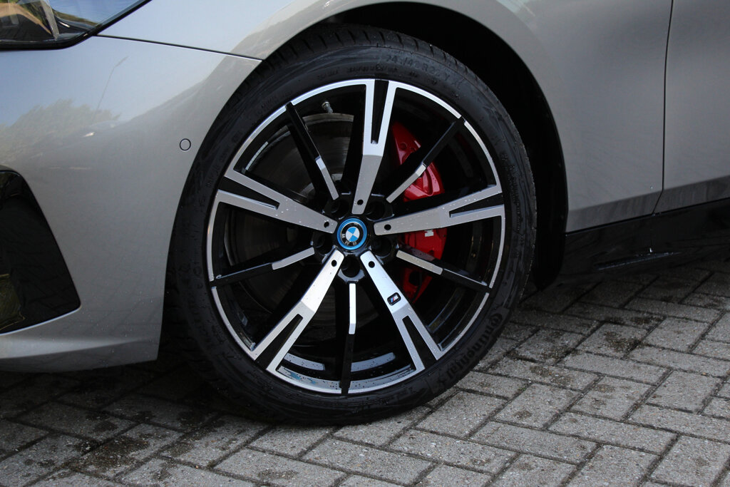 BMW i5 33