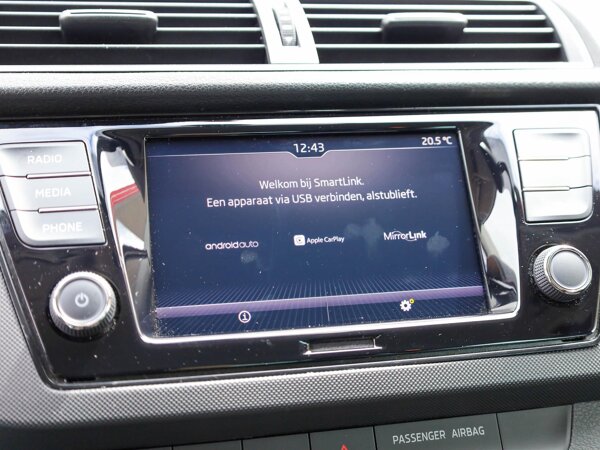 Apple Carplay/Android Auto Apple Carplay/Android Auto
