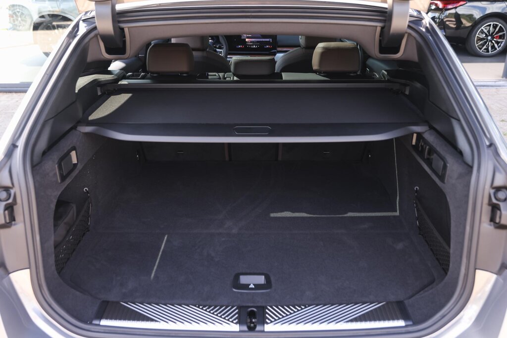 BMW i5 33