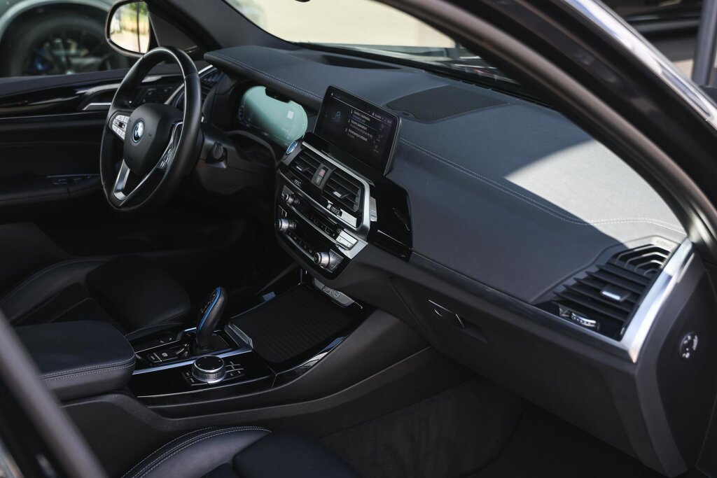 BMW iX3 11