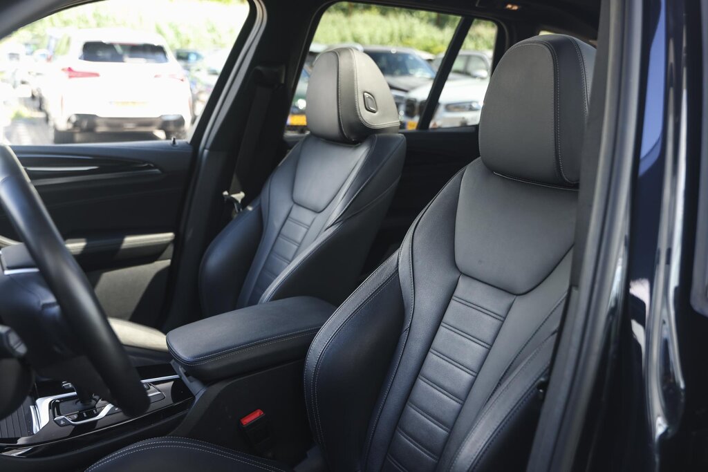 BMW iX3 12