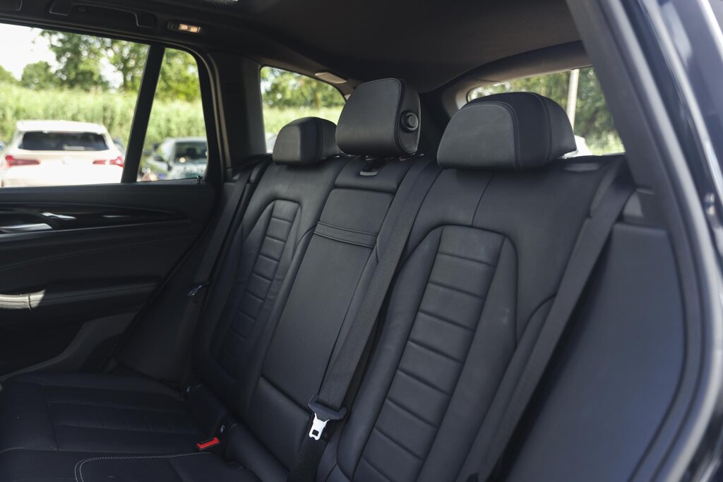 BMW iX3 14