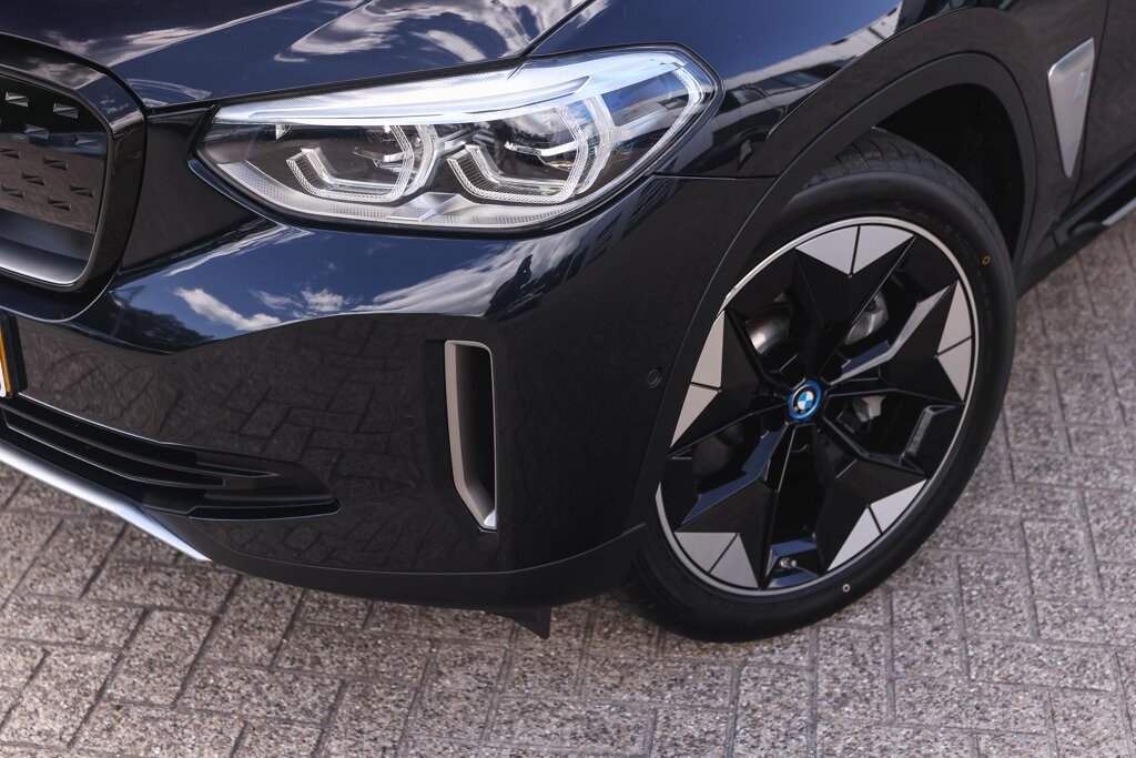 BMW iX3 27