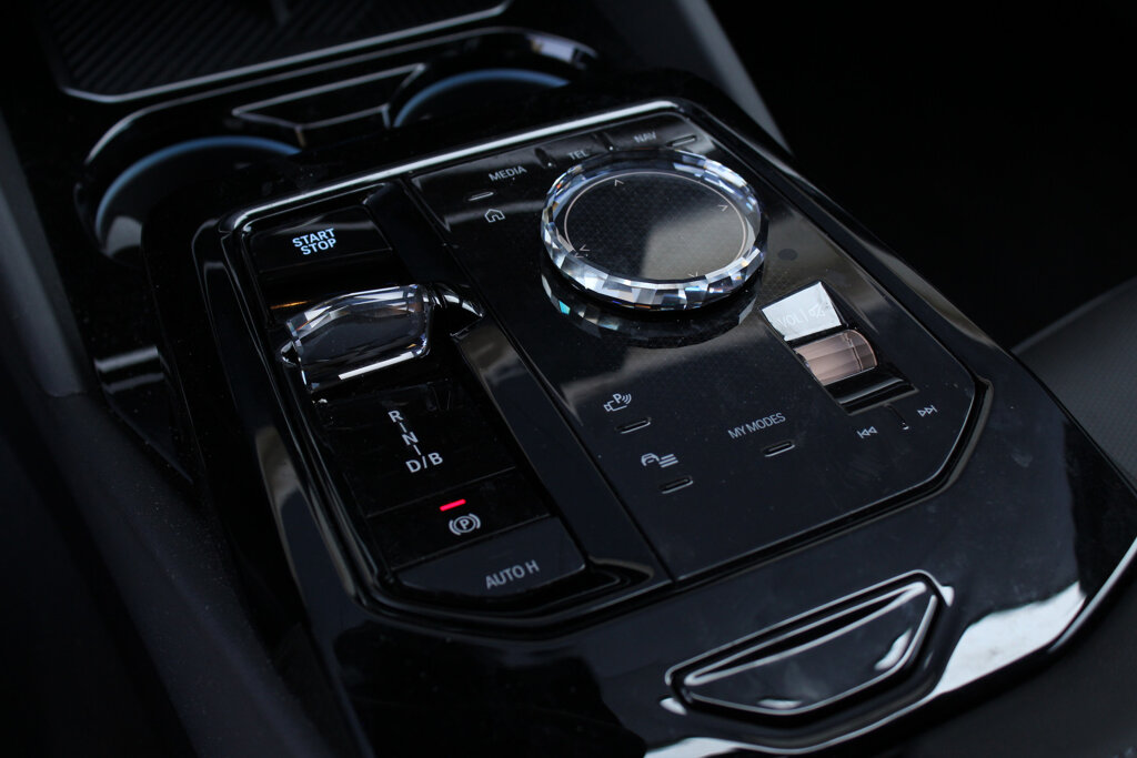 BMW i5 27