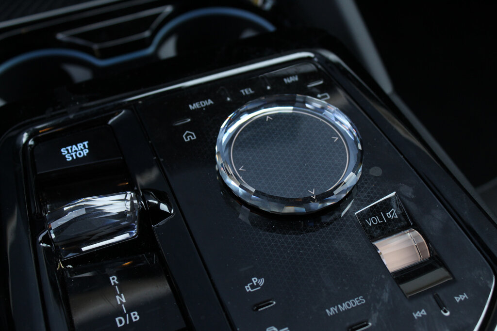 BMW i5 28